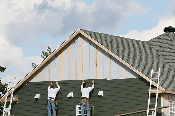 Professional Siding Replacement technician working in Lewistown, IL